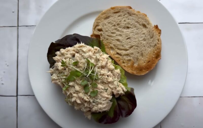 Fresh tuna salad with yogurt